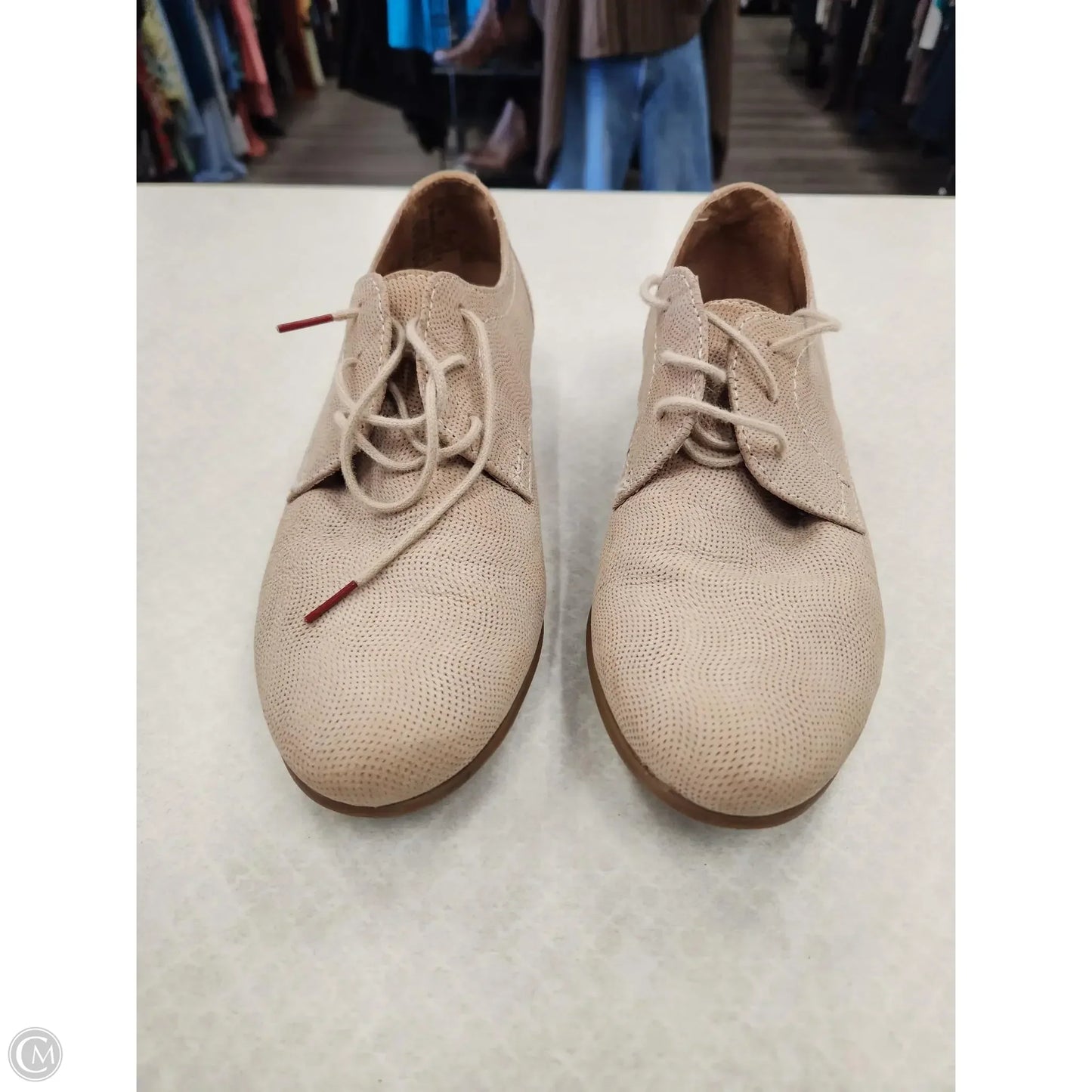 Shoes Flats By Clothes Mentor In Beige, Size: 7.5