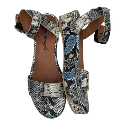 Sandals Flats By Free People In Snakeskin Print, Size:10