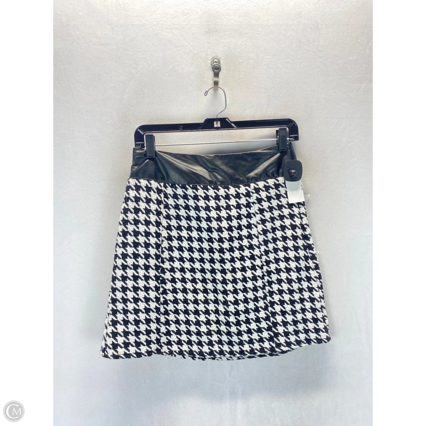 Skirt Mini & Short By Clothes Mentor In Black & White, Size: 6
