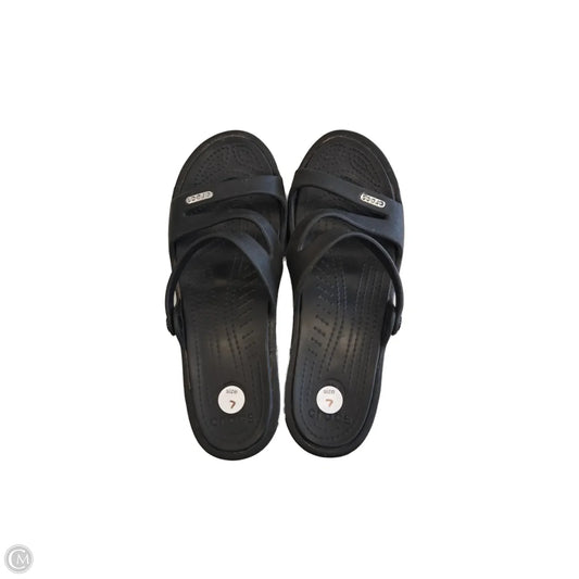 Sandals Flats By Crocs In Black, Size: 7