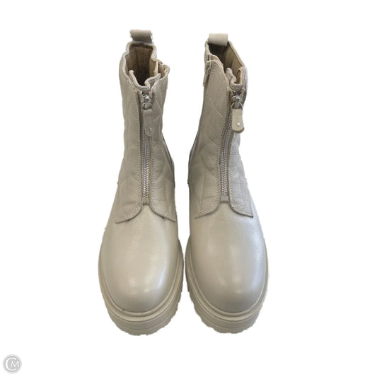 Boots Ankle Flats By Clothes Mentor In Tan, Size: 9.5