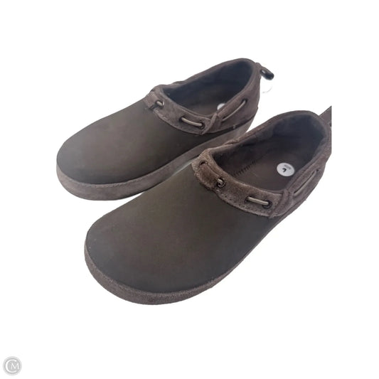 Shoes Flats By Crocs In Brown, Size: 9