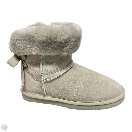 Boots Ankle Flats By Lamo In Grey, Size: 6