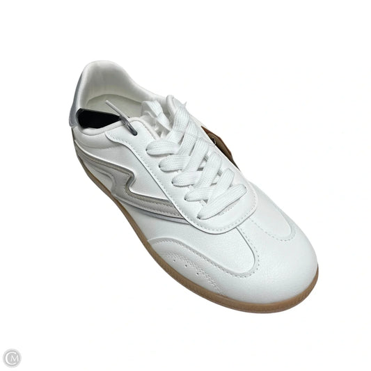 Shoes Sneakers By Clothes Mentor In Silver & White, Size: 6.5