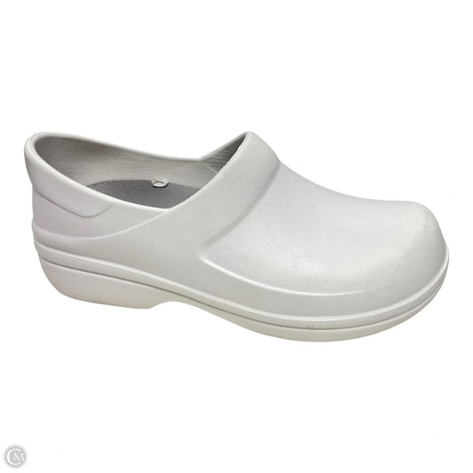 Shoes Flats By Crocs In White, Size: 8