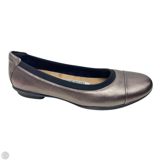 Shoes Flats By Clarks In Silver, Size: 8