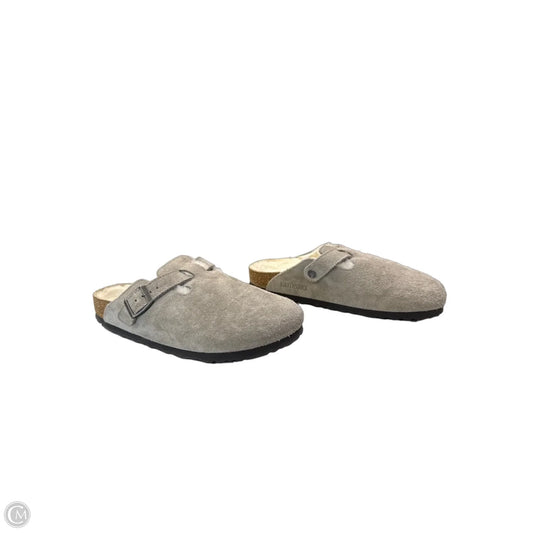 Shoes Flats By Birkenstock In Grey, Size: 9
