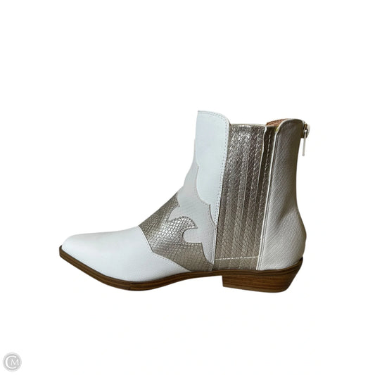 Boots Ankle Flats By Yellow Box In Silver & White, Size: 6.5