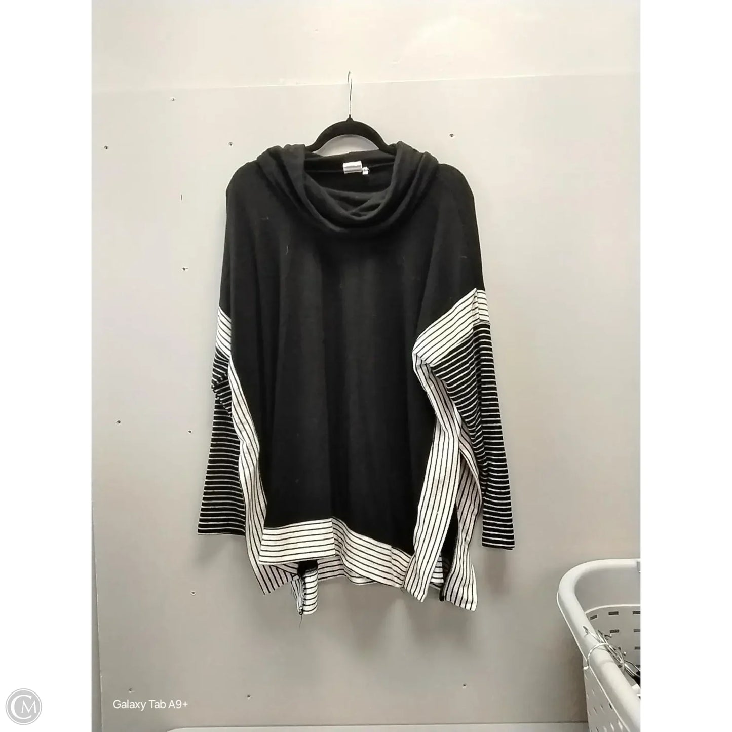 Sweatshirt Collar By Simple In Black & White, Size: Xl
