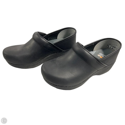 Shoes Flats By Dansko In Black, Size: 6