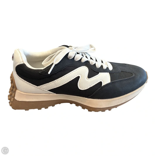 Shoes Sneakers By Clothes Mentor In Black & White, Size: 8