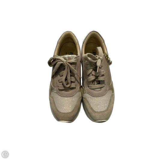 Shoes Sneakers By Clothes Mentor In Tan, Size: 5.5