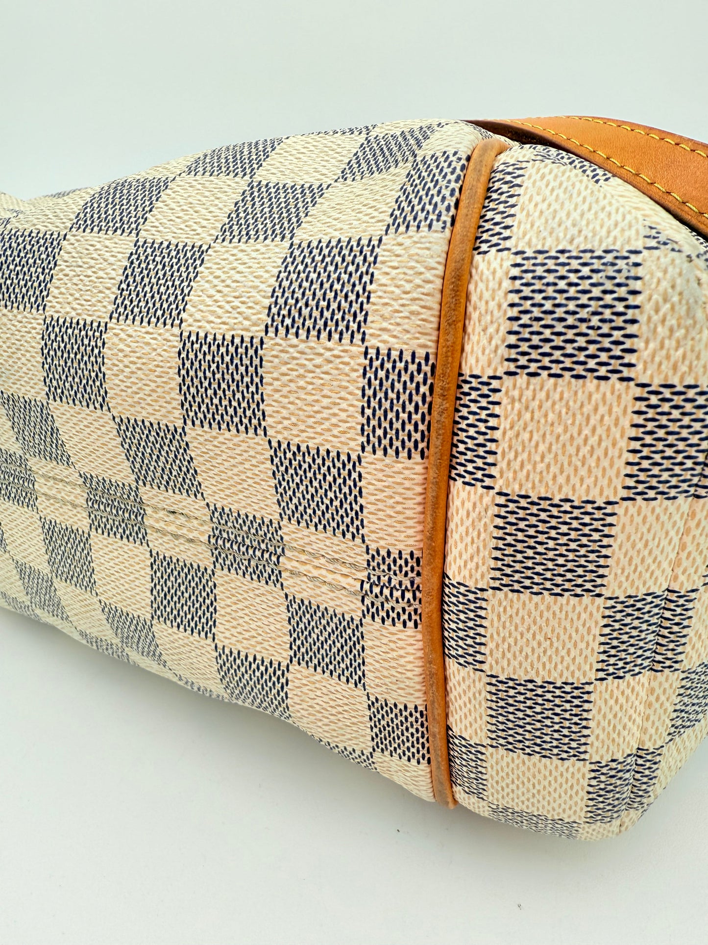 Handbag Luxury Designer By Louis Vuitton In Cream, Size:Medium