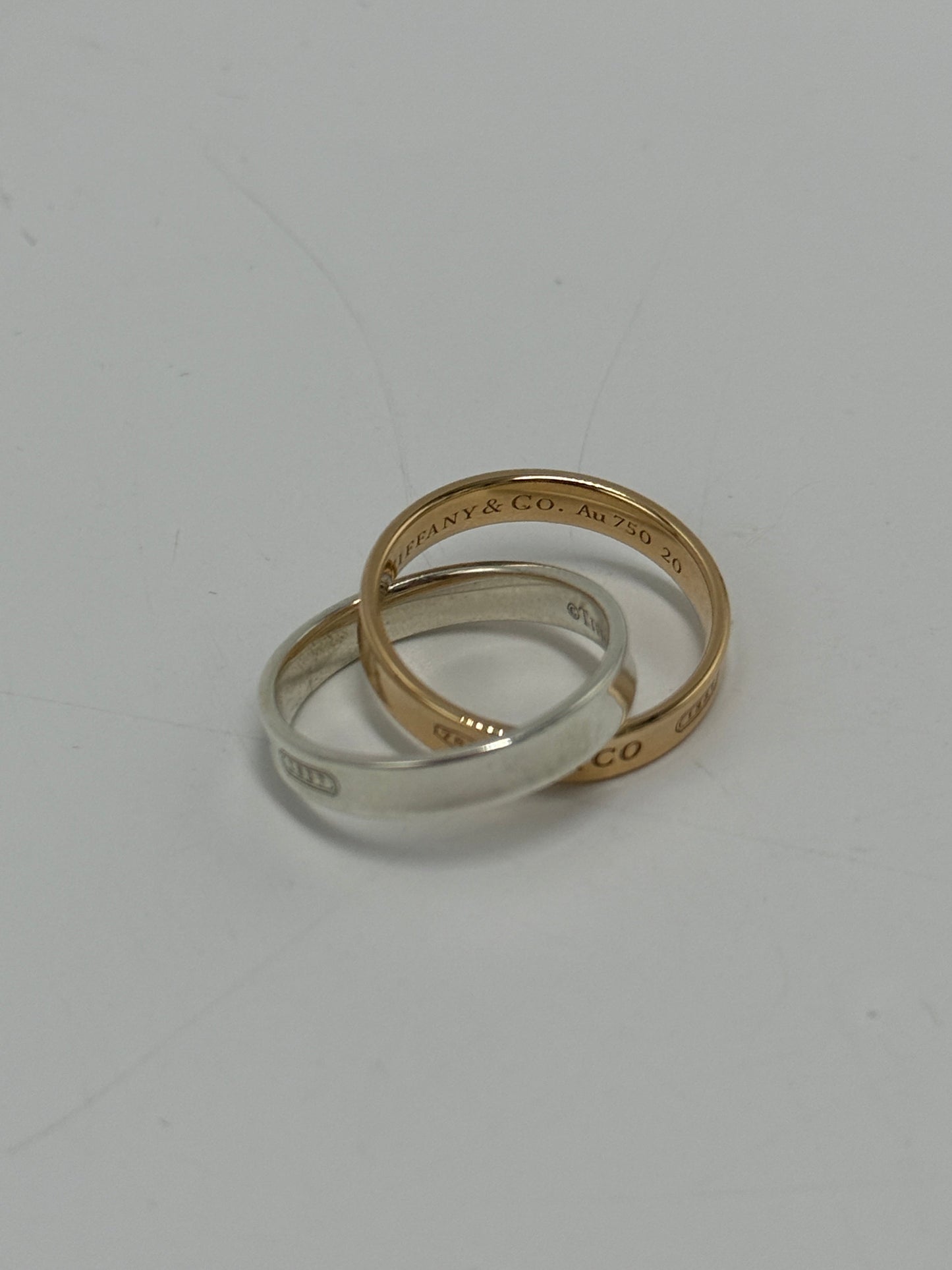 Tiffany And Company 18K Interlocking Circles Luxury Ring , Size: 6