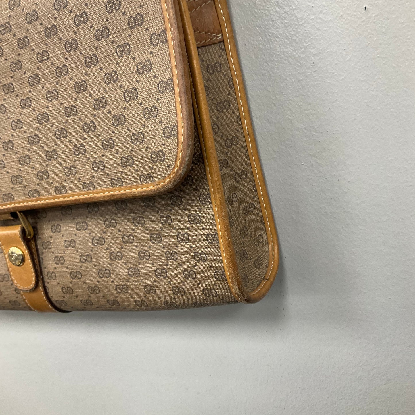 Crossbody Luxury Designer By Gucci, Size: Small