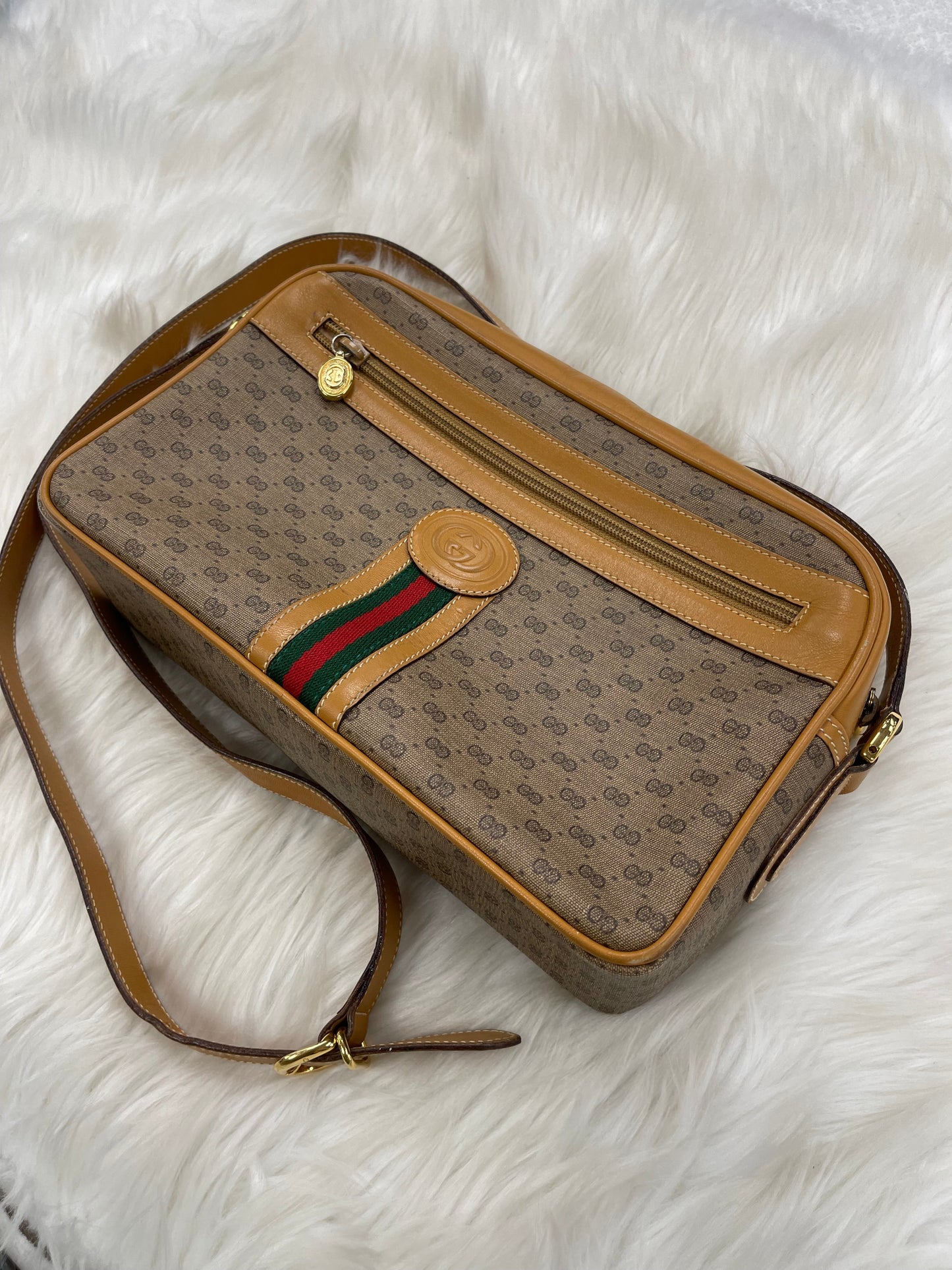 Crossbody Luxury Designer By Gucci, Size: Large