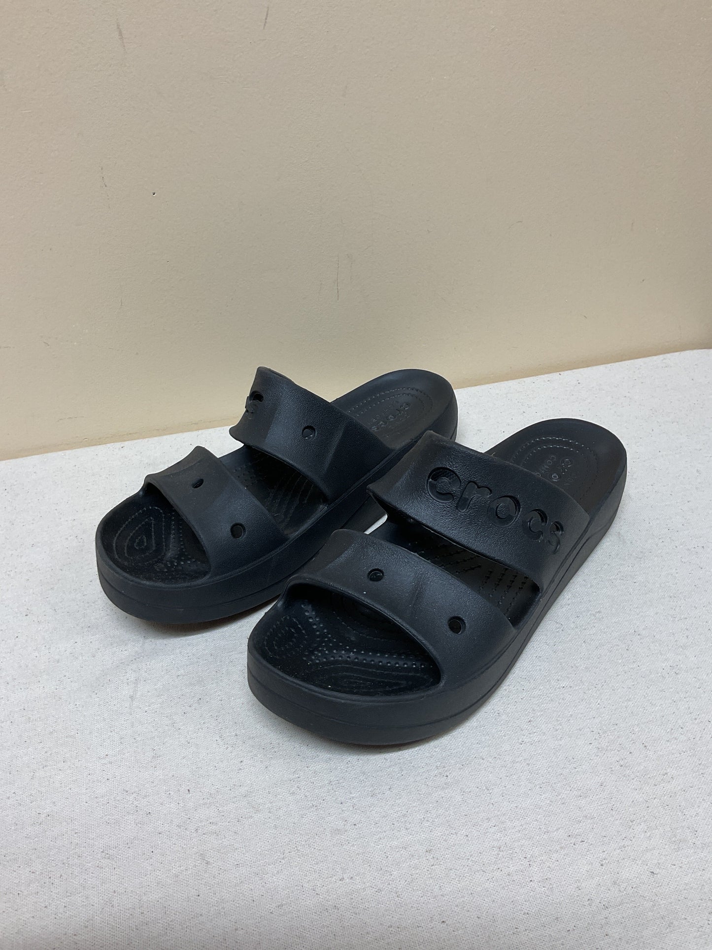 Sandals Flats By Crocs In Black, Size:10