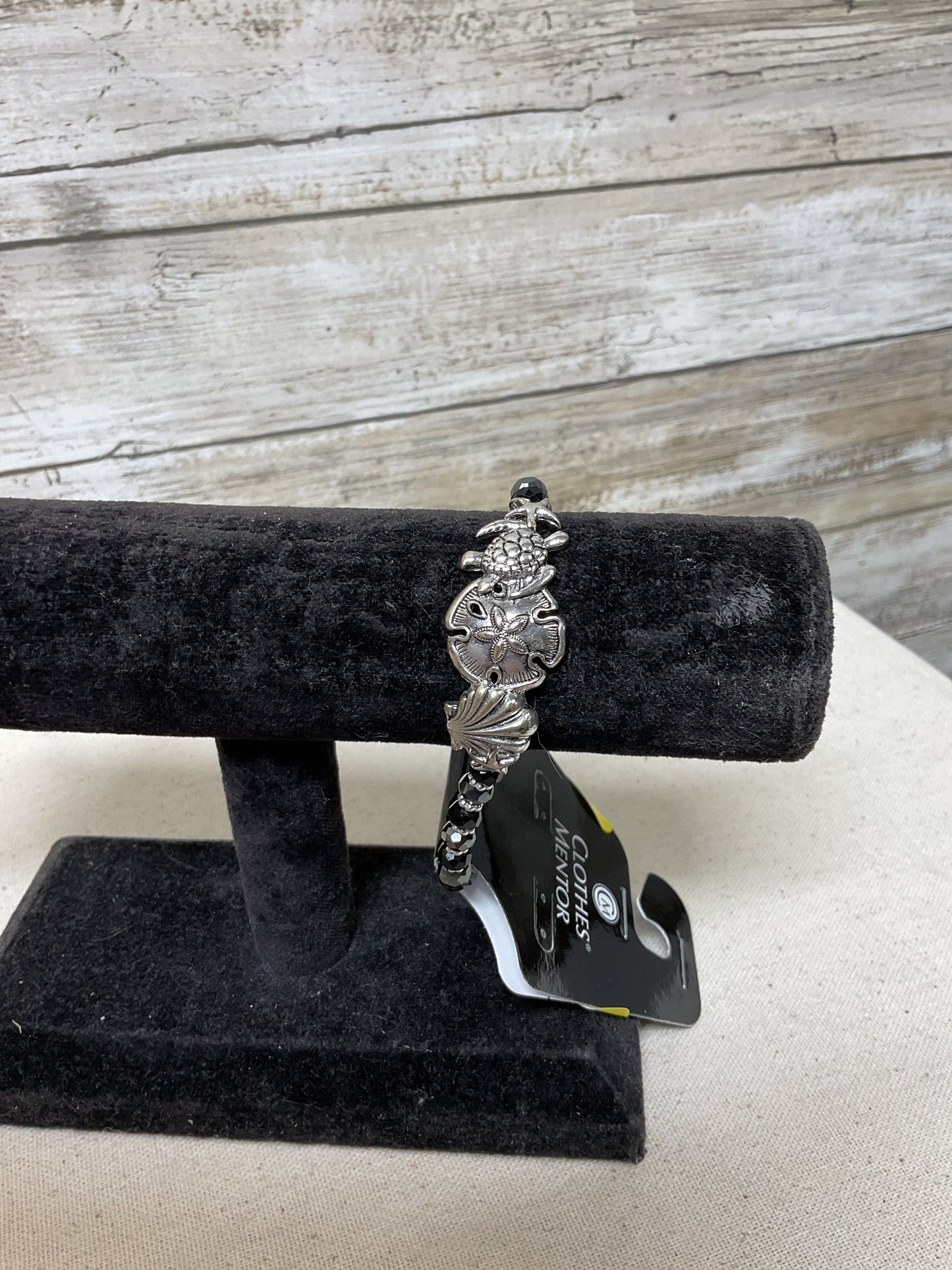 Bracelet Beaded By Clothes Mentor In Black & Silver