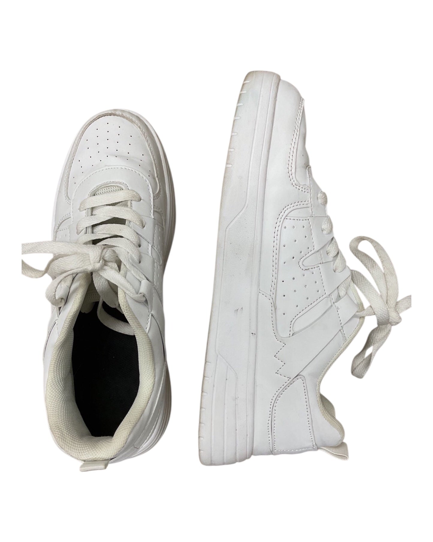 Shoes Sneakers By Clothes Mentor In White, Size:9.5