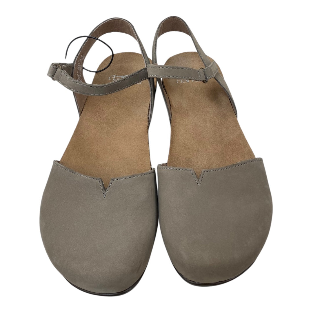 Shoes Flats By Dansko In Tan, Size:7