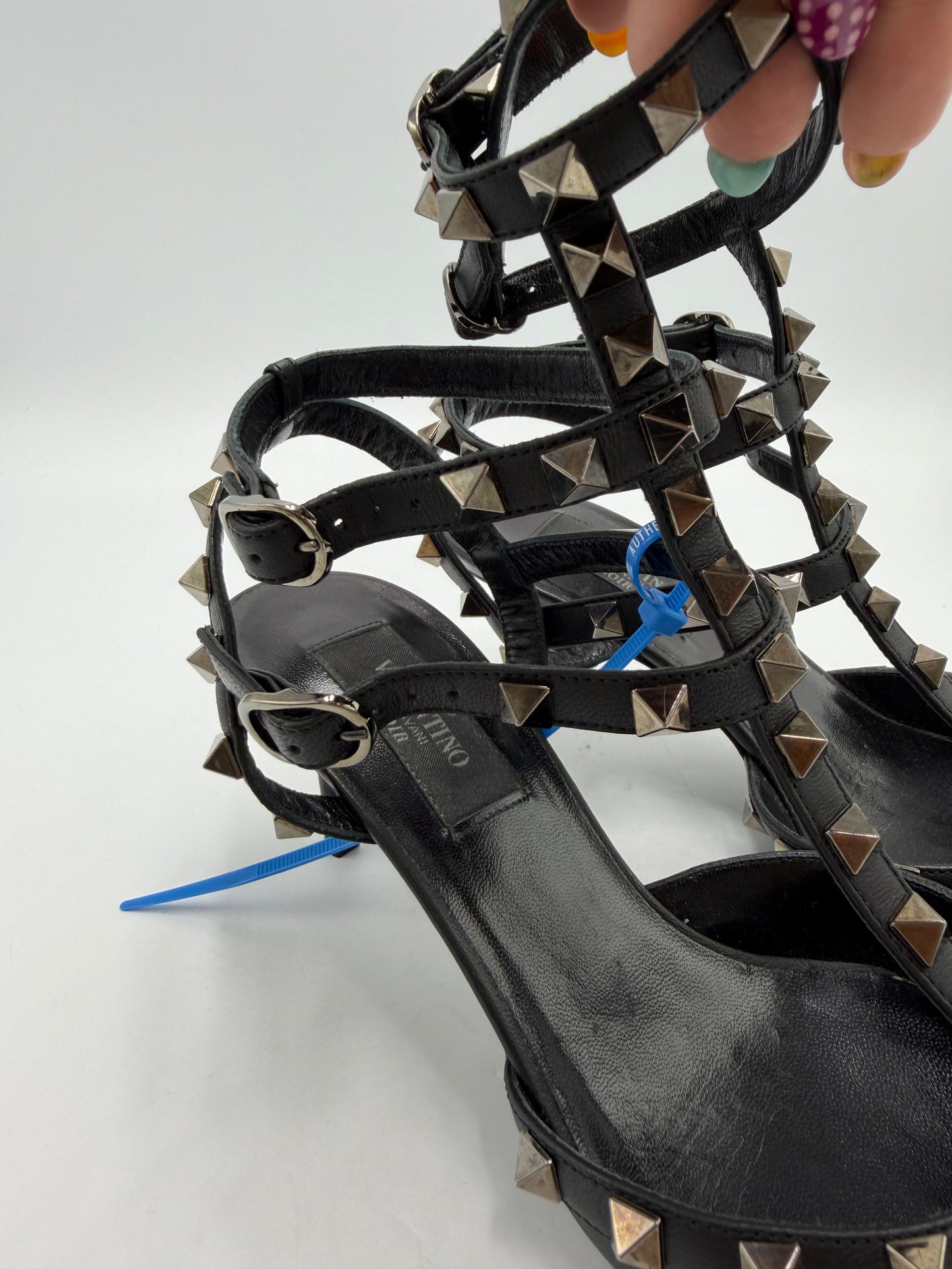 Sandals Luxury Designer By Valentino-garavani In Black, Size: 6.5