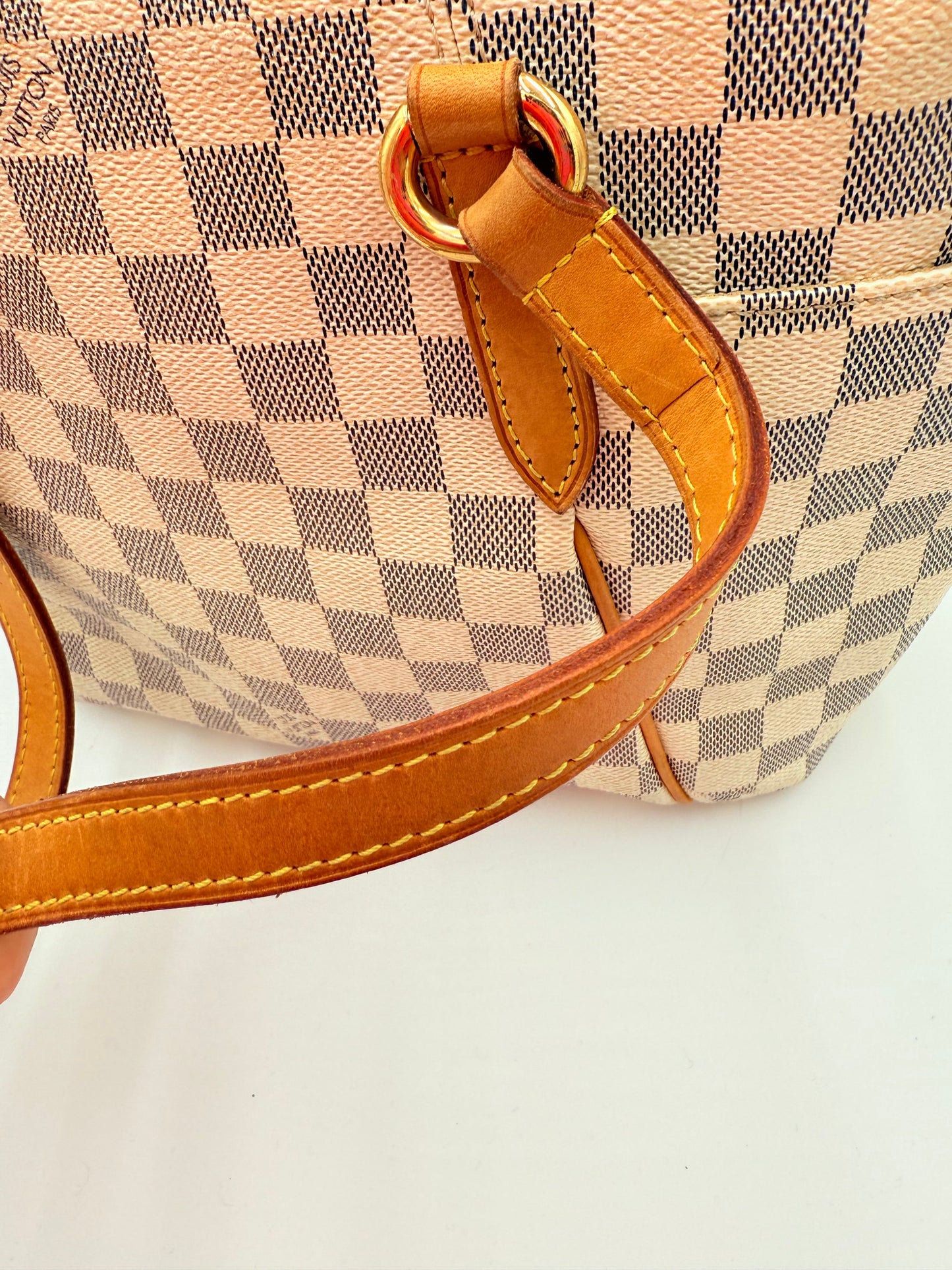 Handbag Luxury Designer By Louis Vuitton In Cream, Size:Medium