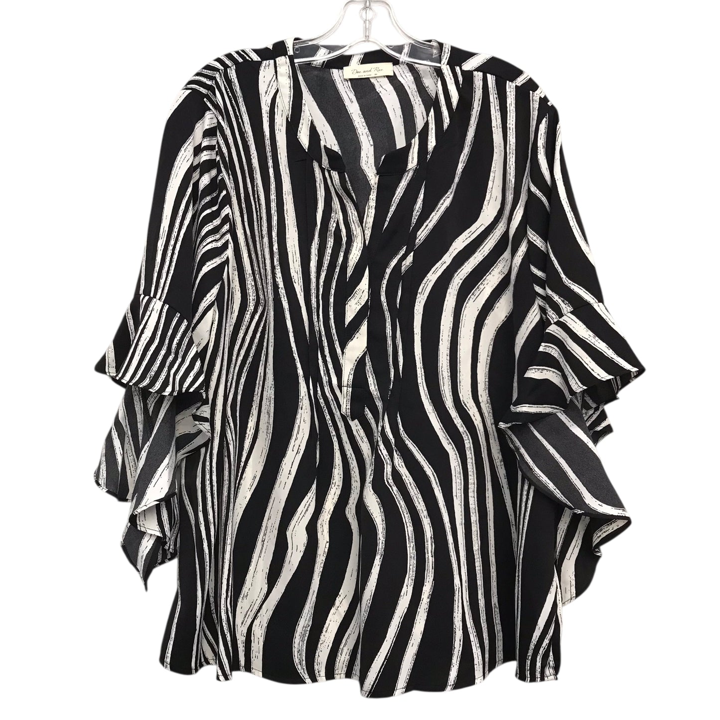 Top 3/4 Sleeve By Doe & Rae In Black & White, Size:3X