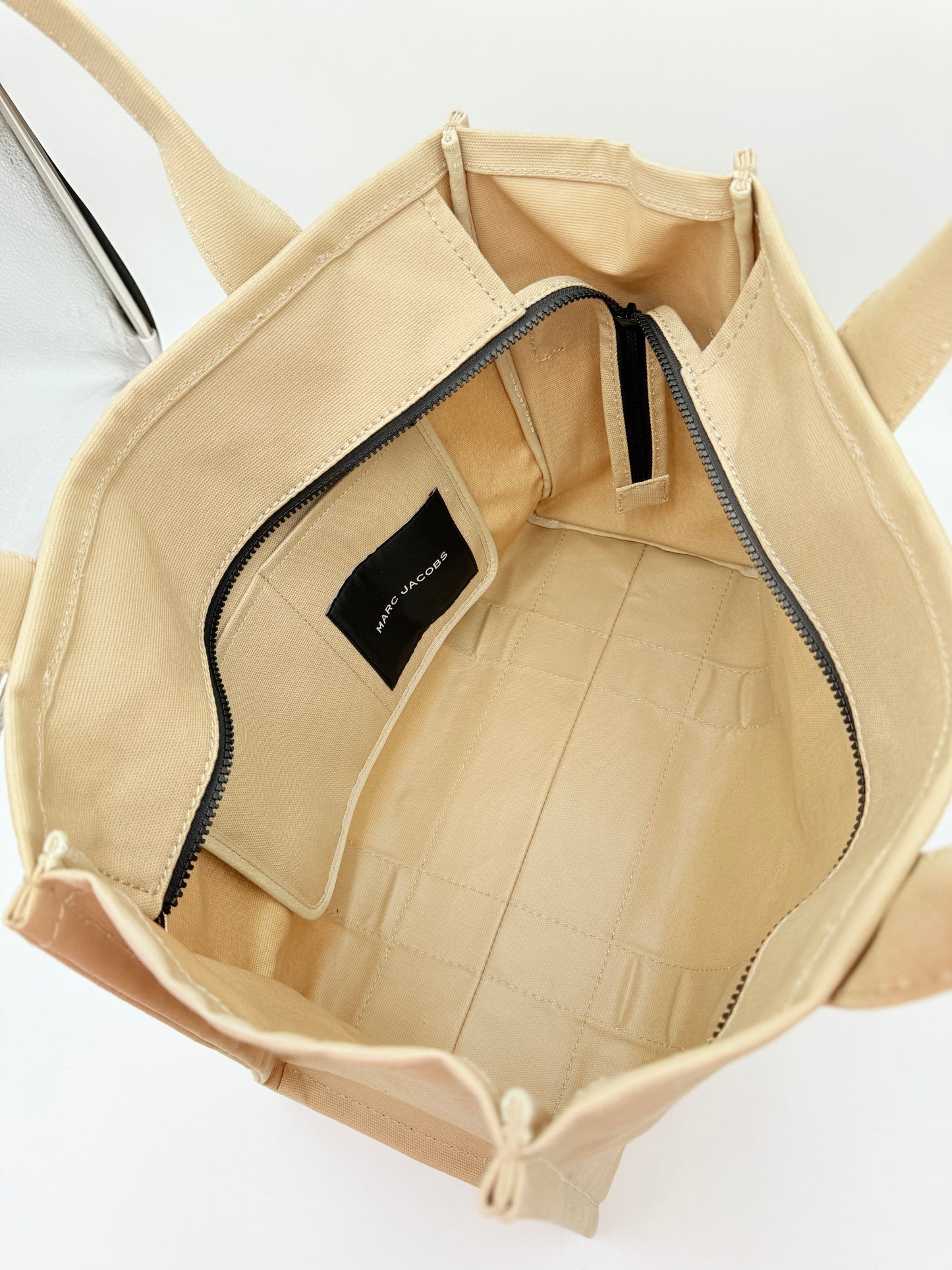 Tote Designer By Marc Jacobs, Size: Large