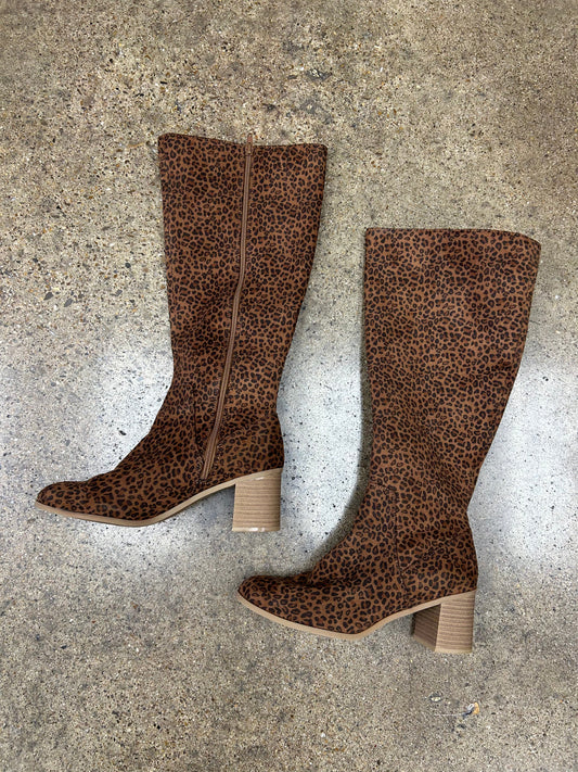 BOOTS KNEE HERL by UNIVERSAL THREAD In ANIMAL PRINT, Size: 8