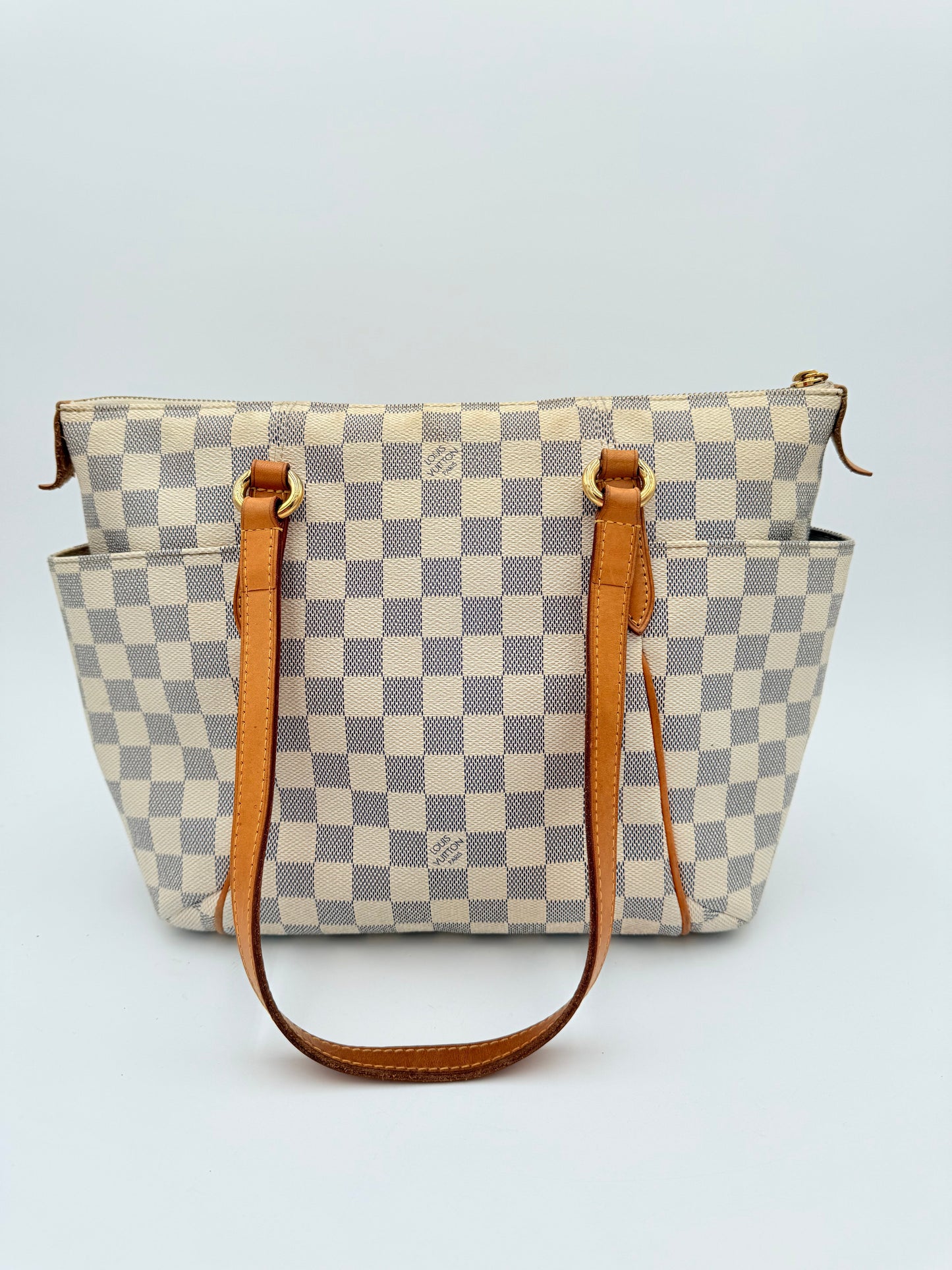 Handbag Luxury Designer By Louis Vuitton In Cream, Size:Medium