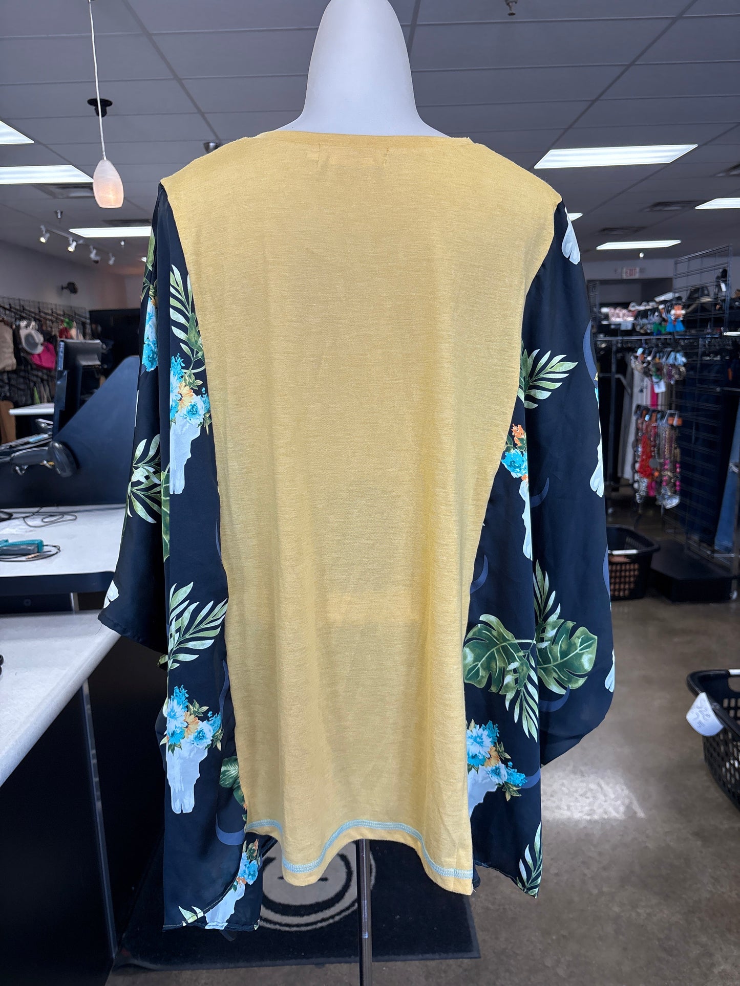 Top Ss By Clothes Mentor In Black & Yellow, Size:L
