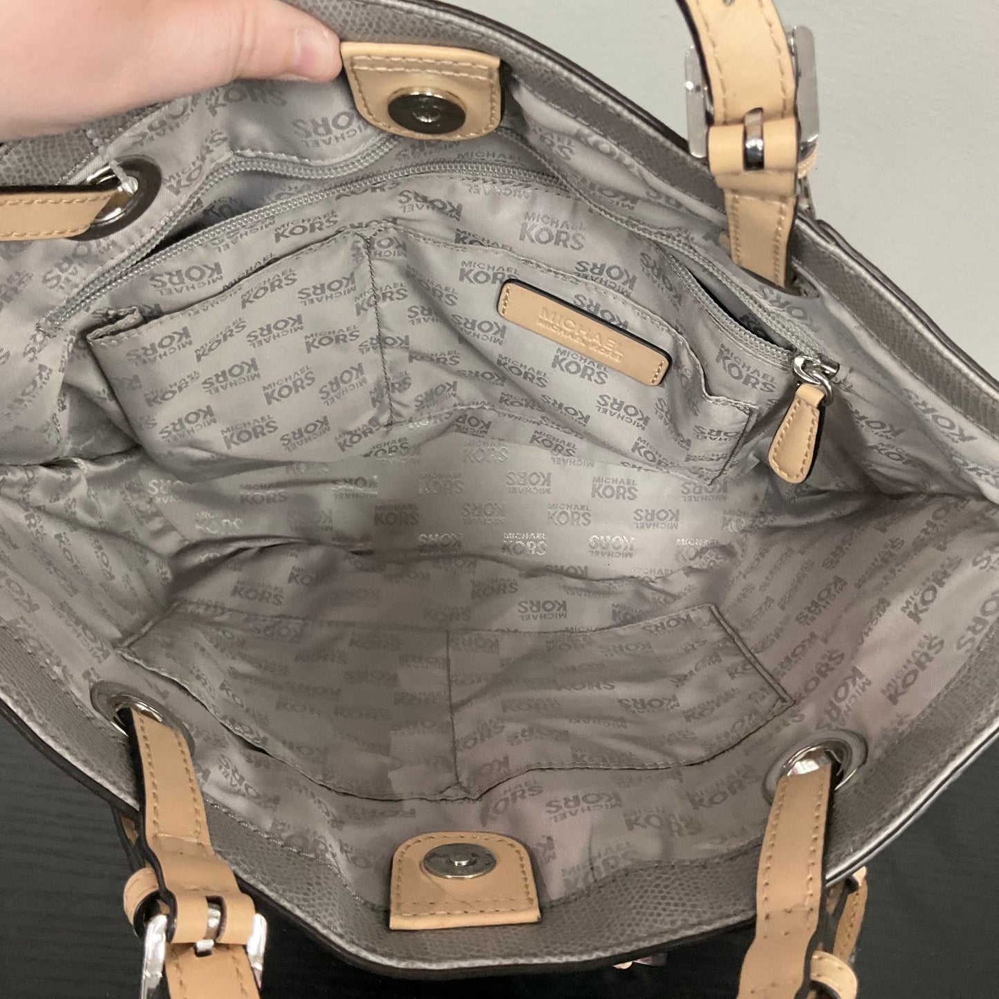 Handbag Designer By Michael Kors In Grey, Size:Medium