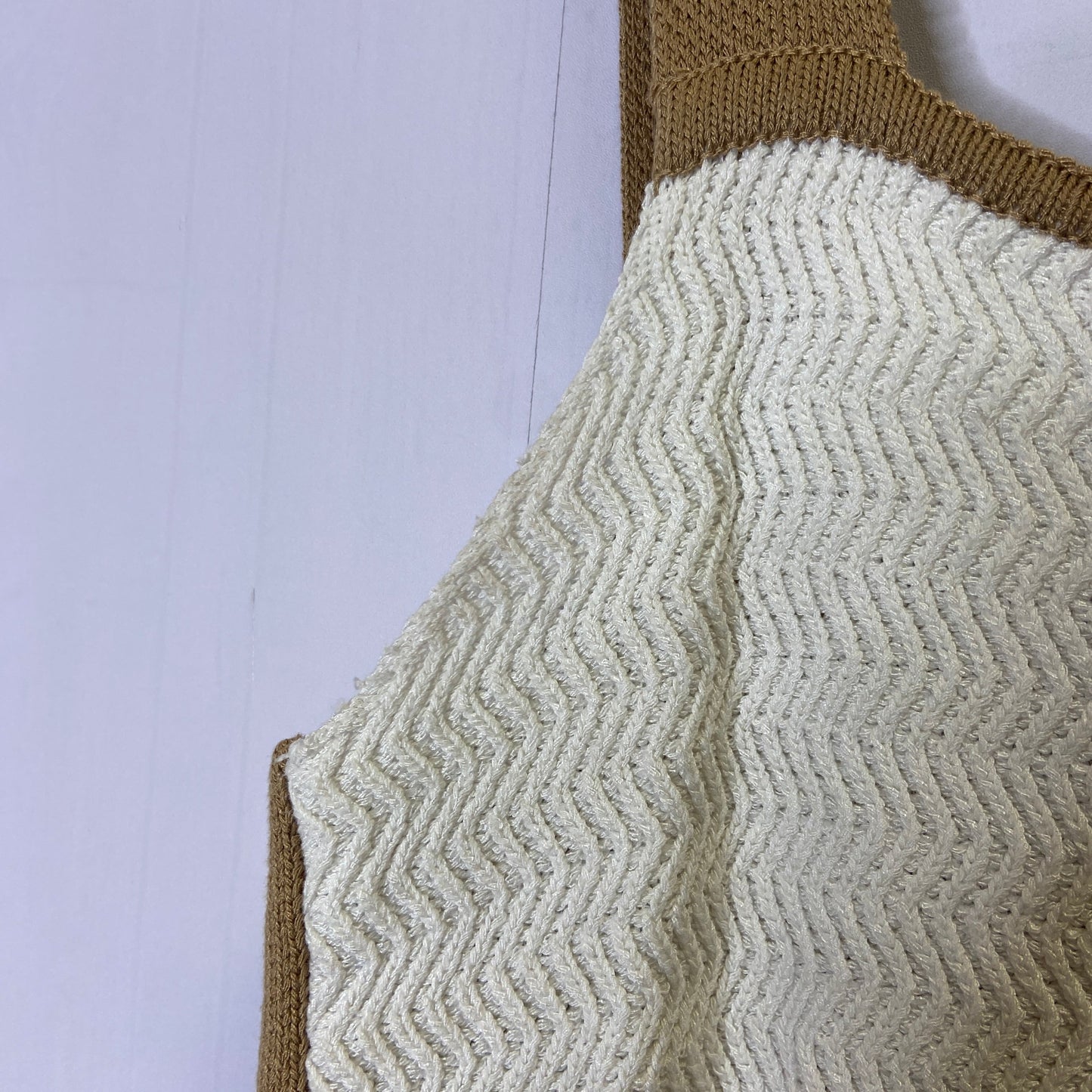 Top Sleeveless By Clothes Mentor In Tan & White, Size: L