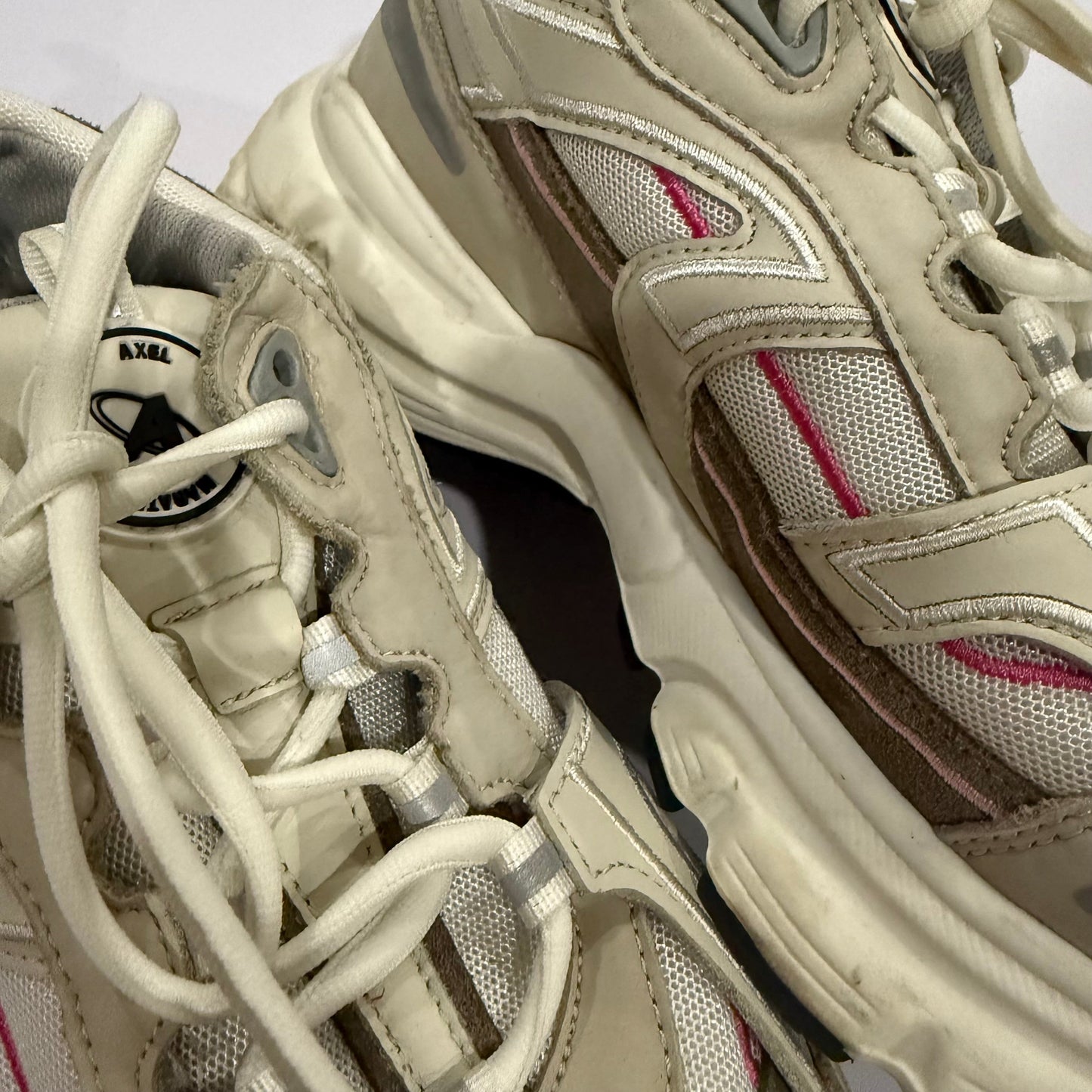 Shoes Sneakers By Clothes Mentor In Cream, Size: 8