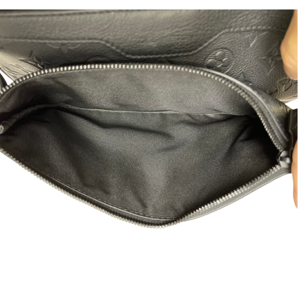 Crossbody Luxury Designer By Louis Vuitton, Size: Medium