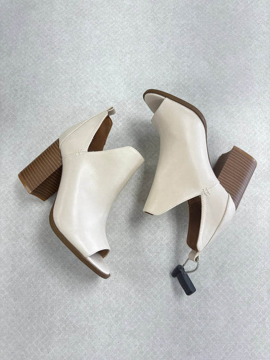 BOOTS ANKLE HEELS by    CLOTHES MENTOR In CREAM, Size: 6.5