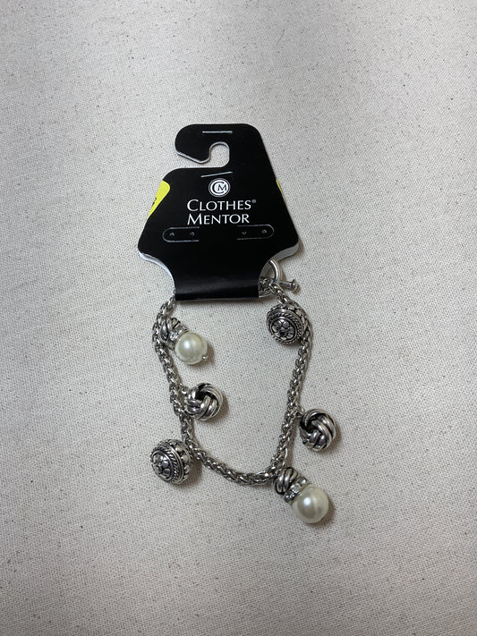 Bracelet Charm By Clothes Mentor In Silver