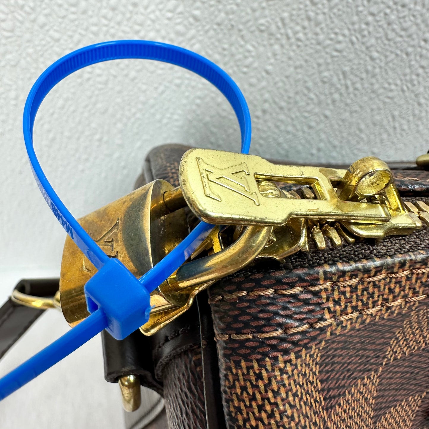 Speedy Bandoulière 25 in Damier Ebene canvas Crossbody Luxury Designer By Louis Vuitton, Size: Small