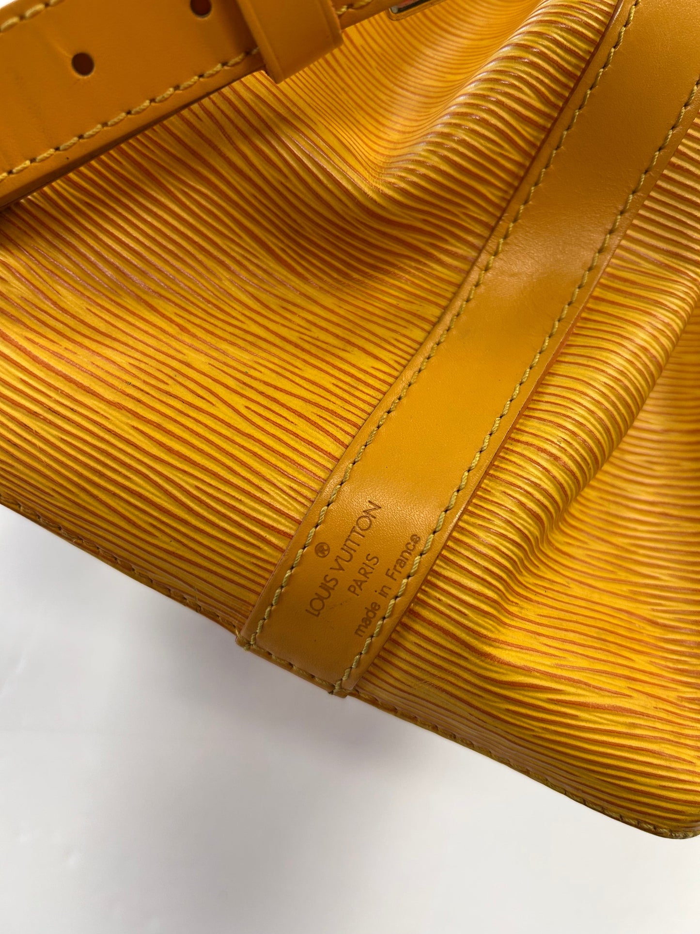 Handbag Luxury Designer By Louis Vuitton, Size: Medium