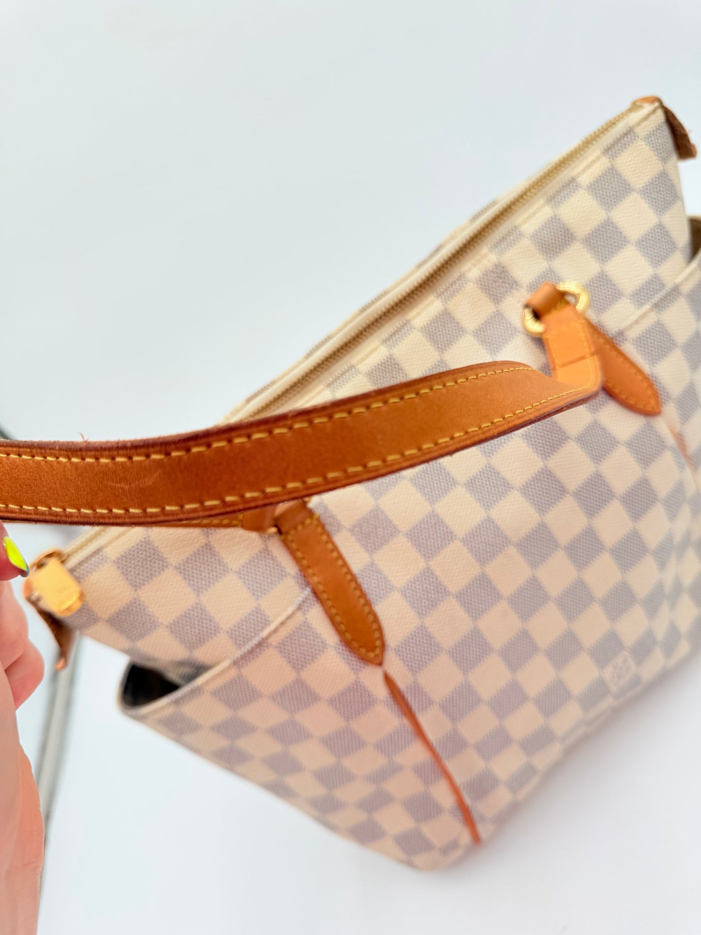 Handbag Luxury Designer By Louis Vuitton In Cream, Size:Medium