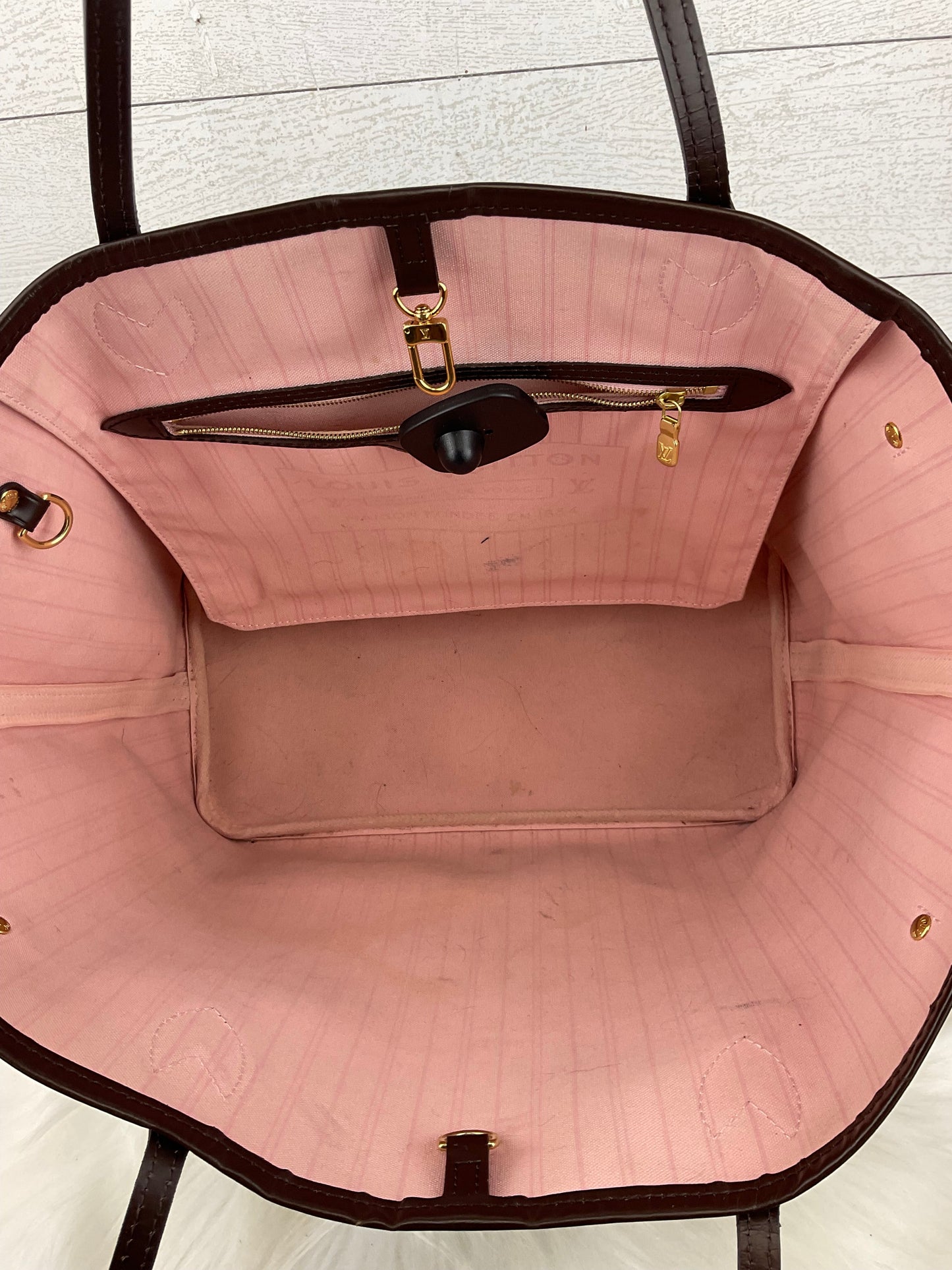 Handbag Luxury Designer By Louis Vuitton, Size: Medium