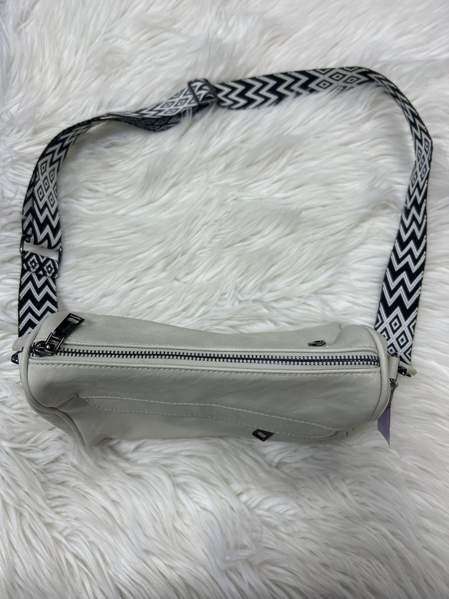 Crossbody By Cmc In Cream, Size:Large