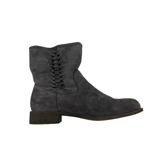 Boots Ankle Flats By Clothes Mentor In Grey, Size:8