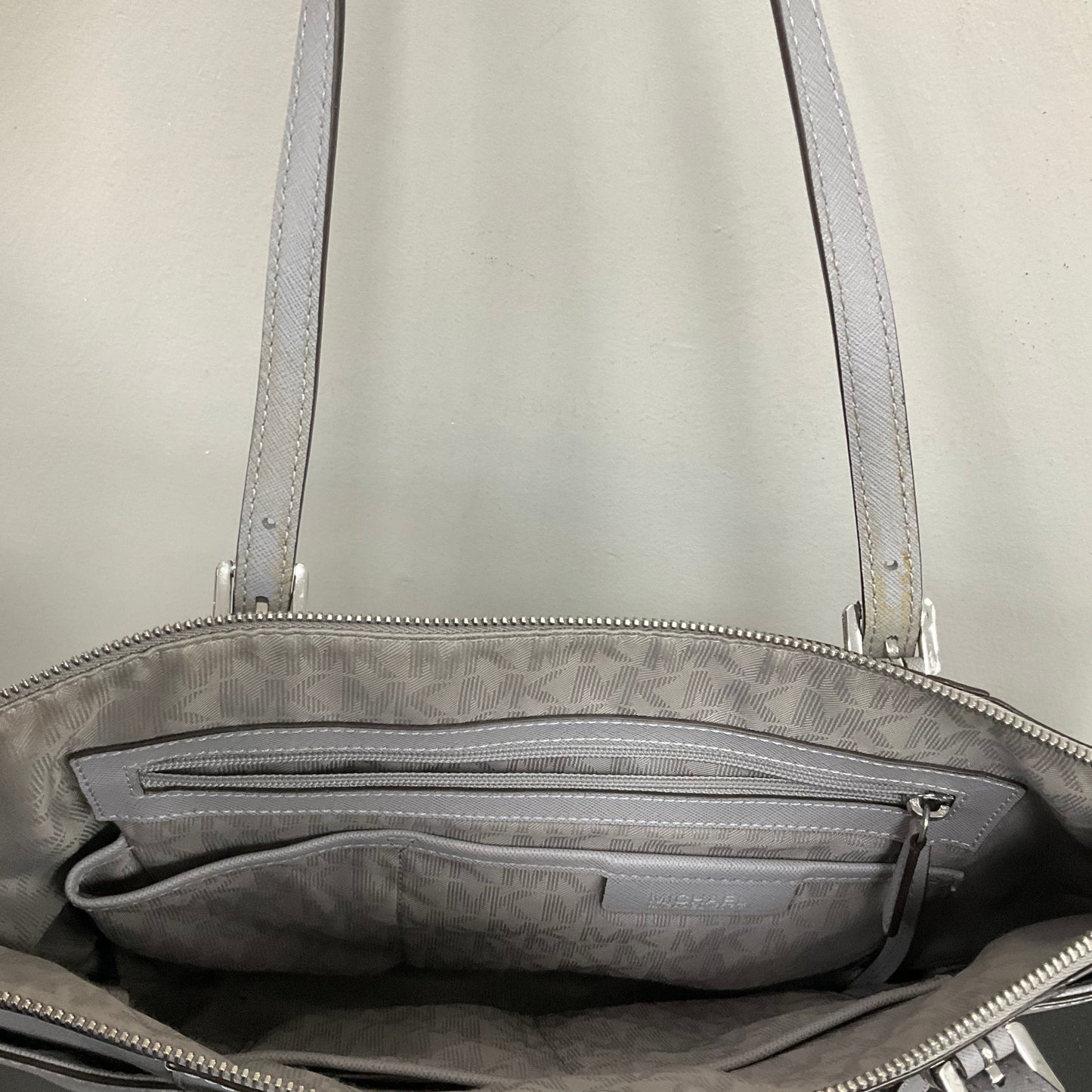 Handbag Designer By Michael Kors In Grey, Size:Medium
