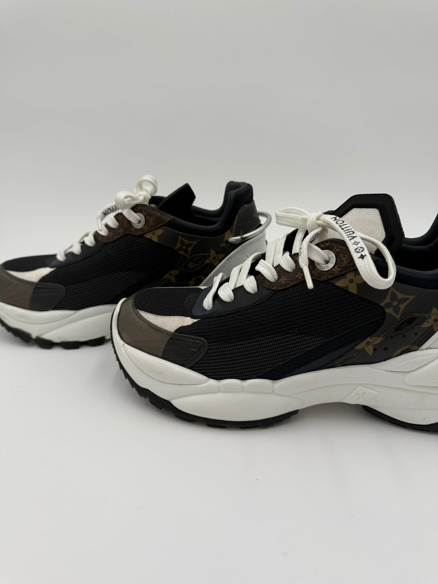 Shoes Luxury Designer By Louis Vuitton In Black & White, Size:8.5