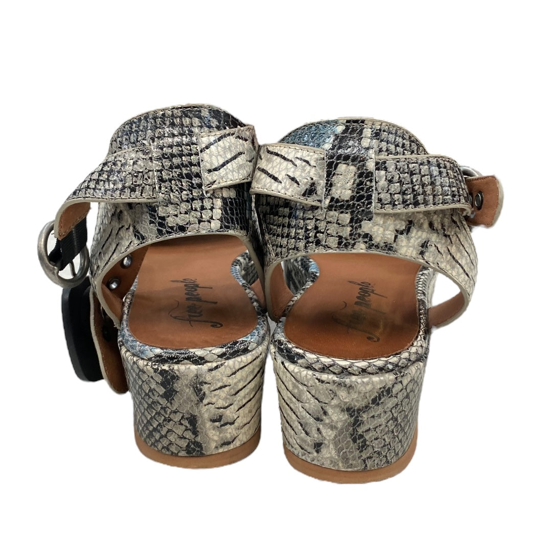 Sandals Flats By Free People In Snakeskin Print, Size:10