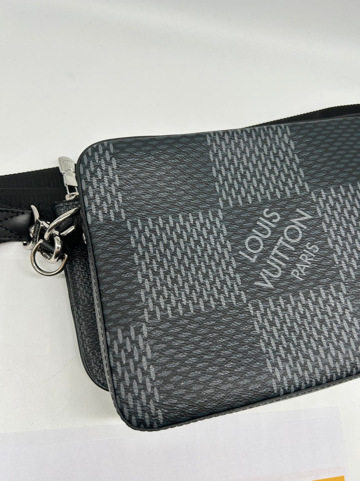 Crossbody Luxury Designer By Louis Vuitton, Size: Medium