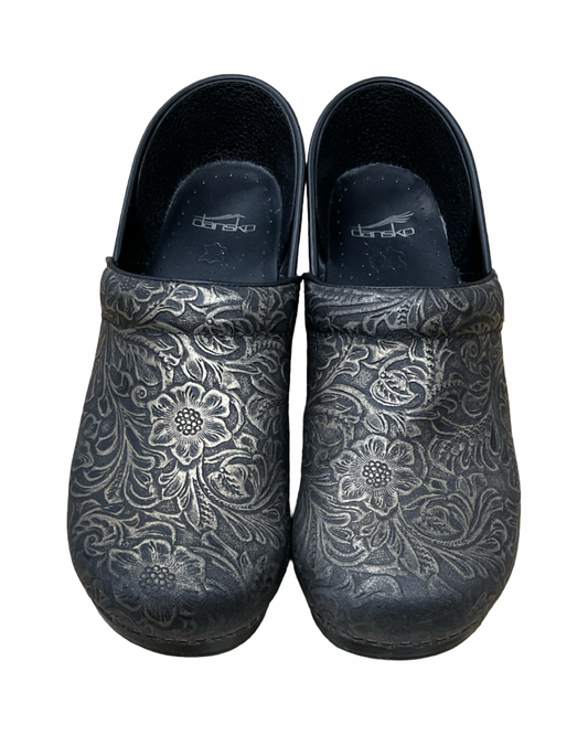 Shoes Flats By Dansko In Black & Gold, Size:10.5