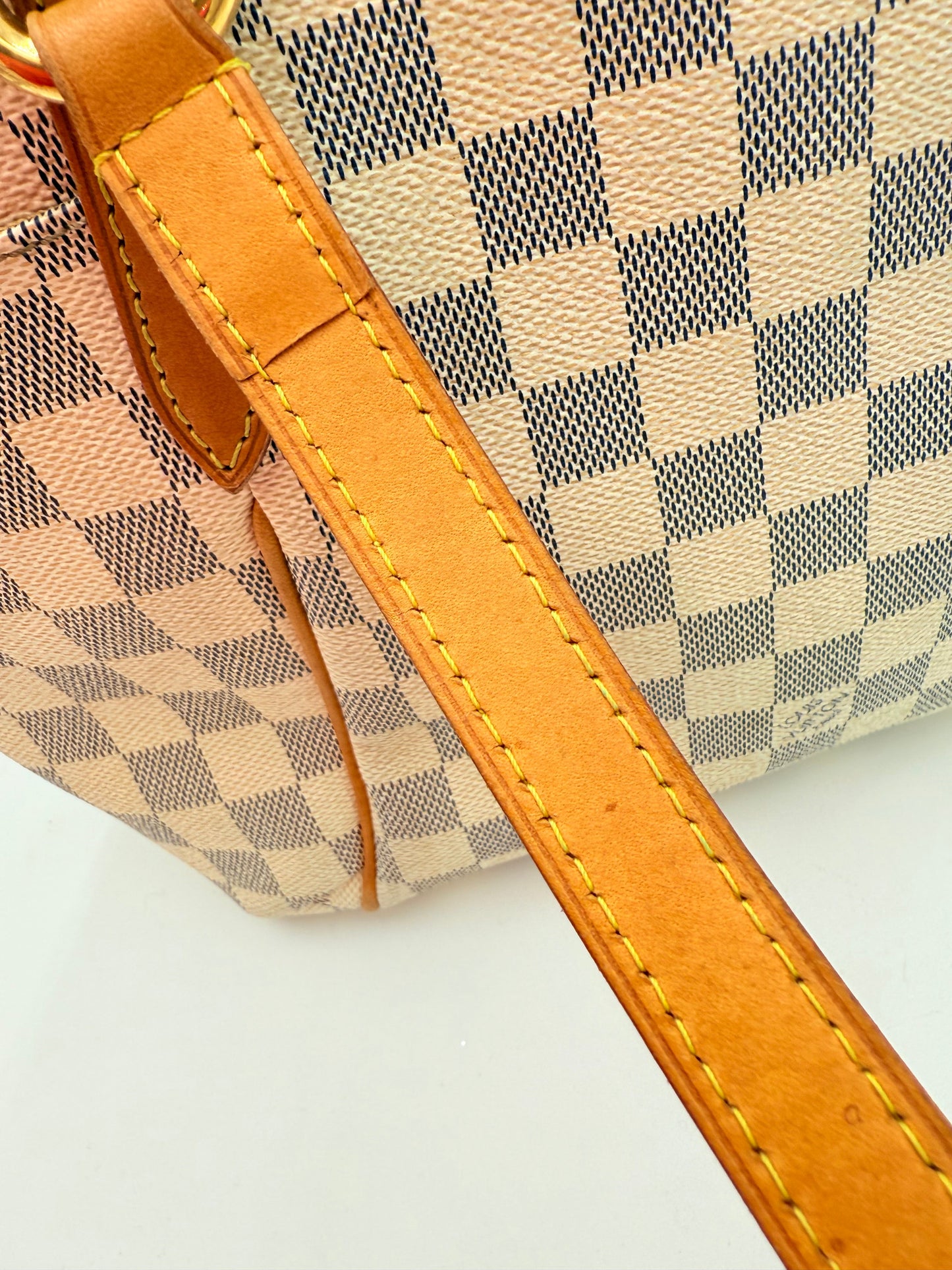 Handbag Luxury Designer By Louis Vuitton In Cream, Size:Medium