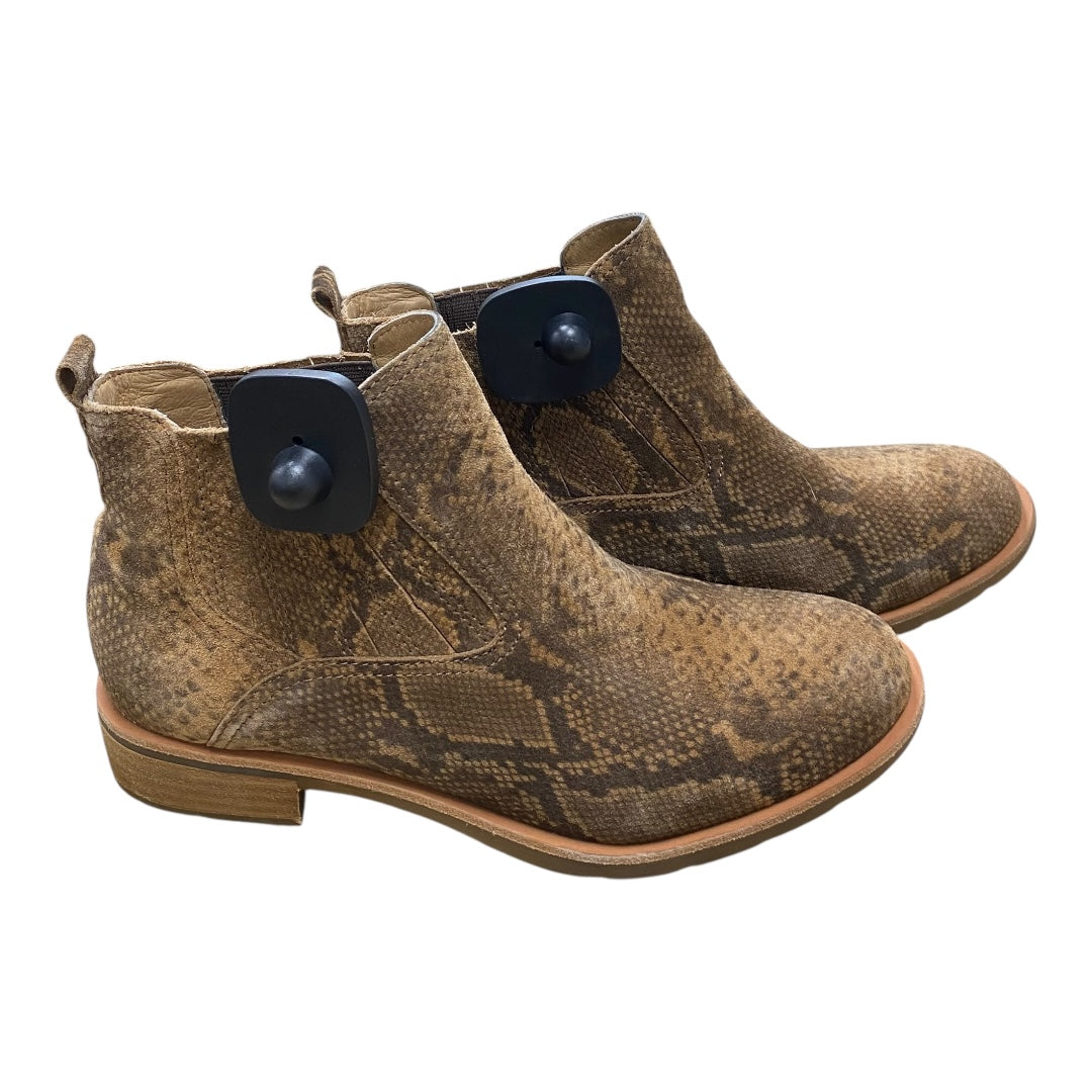 Boots Ankle Flats By Sofft In Snakeskin Print, Size:9